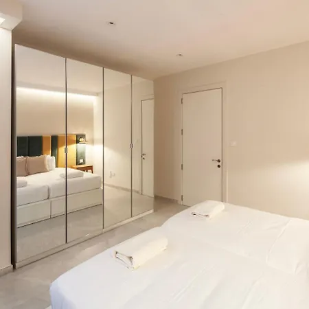 Designer & Seaviews Hot Tub, Sauna & Concierge Apartment