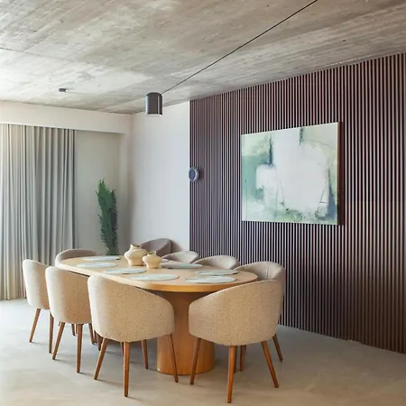 Designer & Seaviews Hot Tub, Sauna & Concierge Apartment *
