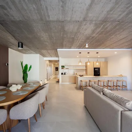 Designer & Seaviews Hot Tub, Sauna & Concierge Apartment