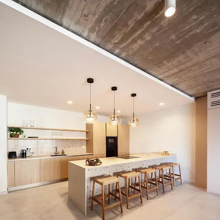 Designer & Seaviews Hot Tub, Sauna & Concierge Apartment *