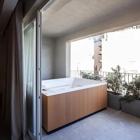 Designer & Seaviews Hot Tub, Sauna & Concierge Apartment Sliema
